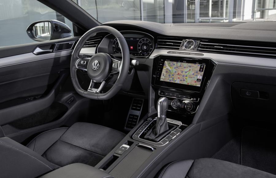 Интерьер Volkswagen Arteon 4Motion R-Line 2017 года  (WW) (фото 17 из 30)